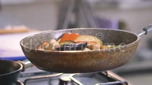 用油将搅拌好的蔬菜放在煎锅上慢慢地视频的预览图