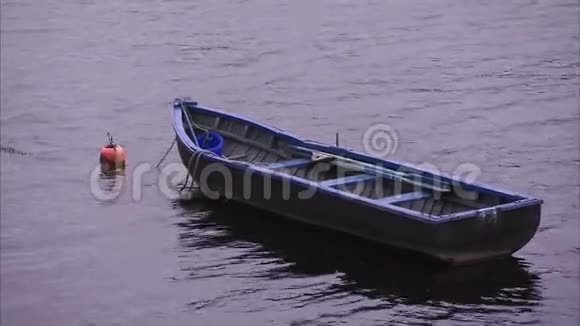 漂浮在水中的小船视频的预览图