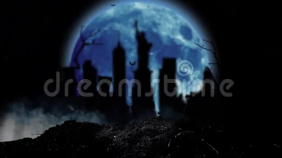 题词万圣节变成了一群蝙蝠在月亮和自由女神像的背景上视频的预览图
