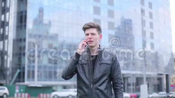 布鲁内特在商务中心后台用手机说话视频的预览图