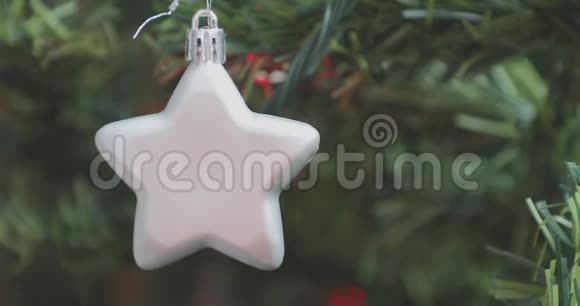 圣诞树上的圣诞装饰明星视频的预览图