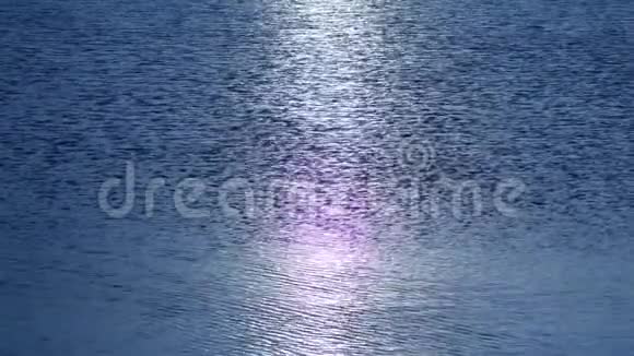 水面在阳光下闪闪发光水面上有一条太阳道视频的预览图