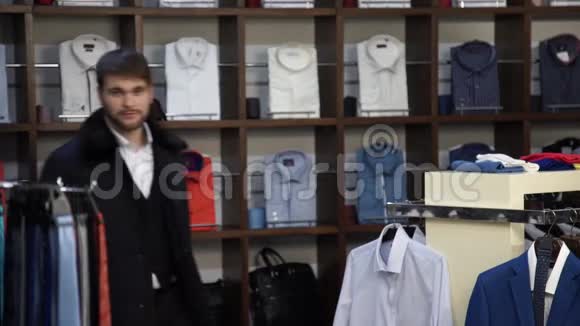 西装革履的时尚男士在服装店微笑和愚弄视频的预览图