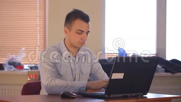 年轻时尚的商人在办公室的笔记本电脑上工作视频的预览图