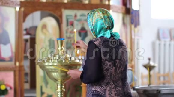 女人点燃蜡烛祈祷东正教视频的预览图