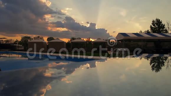 在游泳池上空的夕阳和云彩视频的预览图