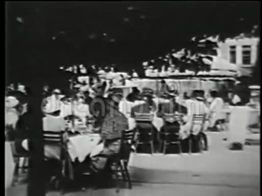 20世纪30年代在纽约市户外咖啡馆吃饭的人视频的预览图