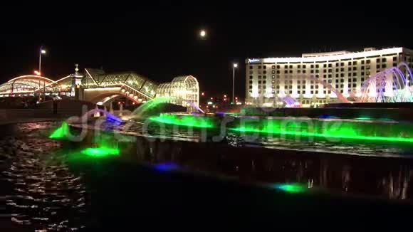 晚上莫斯科在发光喷泉的背景下视频的预览图