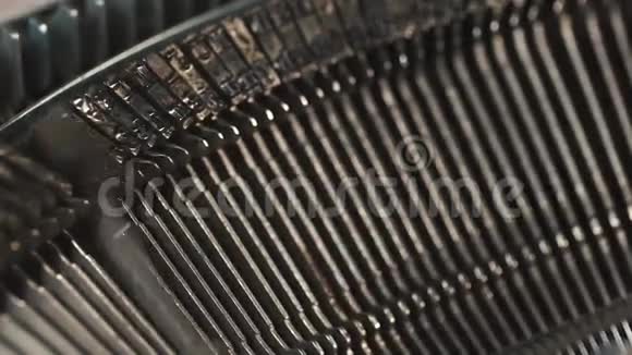 打字机细节机械金属零件工作油墨打字视频的预览图