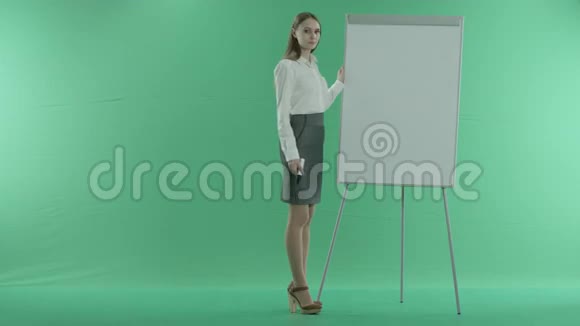 女商人在白板上写成功在绿屏上视频的预览图