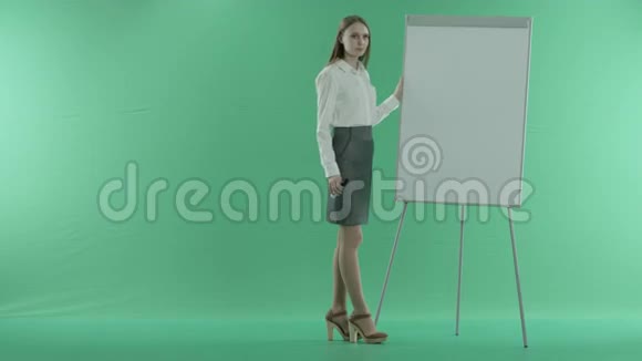 商业女性在白板上写着绿色屏幕上的糟糕工作视频的预览图