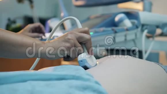 孕妇腹部超声检查视频的预览图