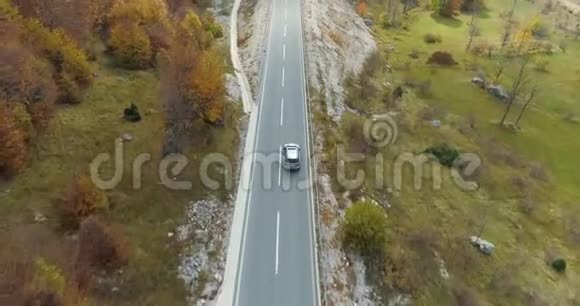 在乡村道路上行驶的豪华轿车的鸟瞰图视频的预览图