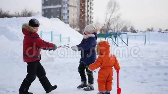 男孩和女孩在冬天在户外玩耍寒冷的冬日视频的预览图