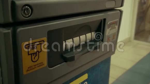 从ATM机取钱的女人视频的预览图
