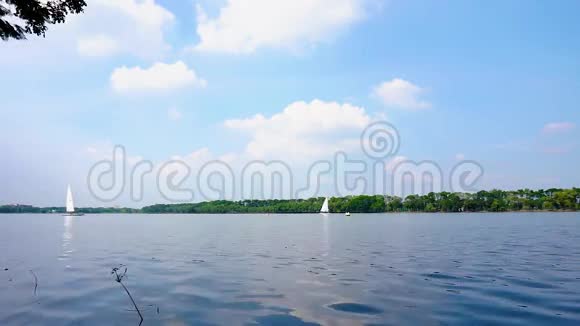 一队帆船漂浮在湖面上视频的预览图