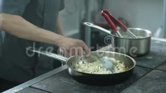 在餐厅的厨房做饭准备意大利面视频的预览图