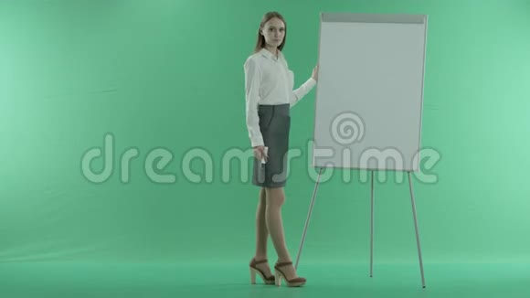 女商人在白板上的绿色屏幕上写字视频的预览图