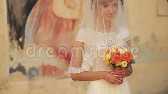 迷人的金发新娘带着结婚花束展望未来视频的预览图