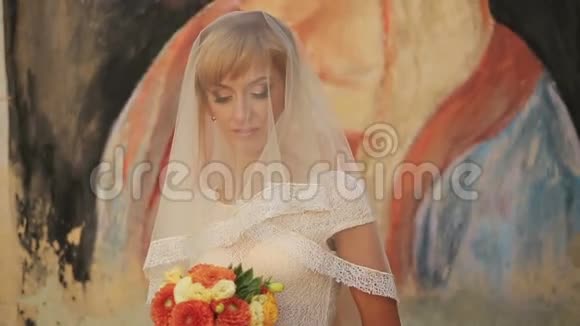 戴着面纱的迷人新娘闭着眼睛捧着菊花视频的预览图