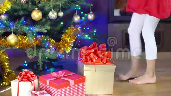 可爱的女孩在圣诞节开放礼物视频的预览图
