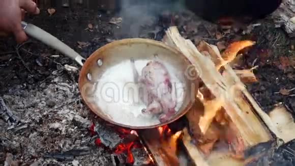 热油炸鸡户外锅煮野禽石鸡视频的预览图