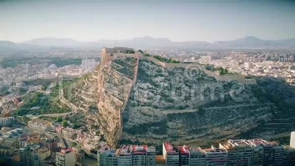 西班牙阿利坎特山上圣巴巴拉城堡的鸟瞰图视频的预览图