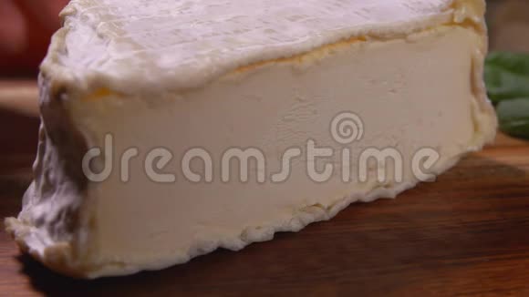 刀切了一块柔软的山羊美味奶酪视频的预览图
