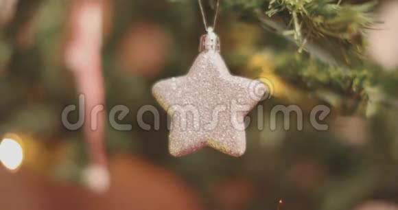 圣诞树上的圣诞装饰明星视频的预览图