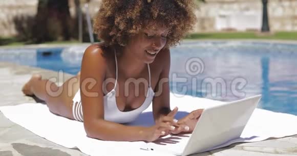泳池边的女人打字笔记本视频的预览图