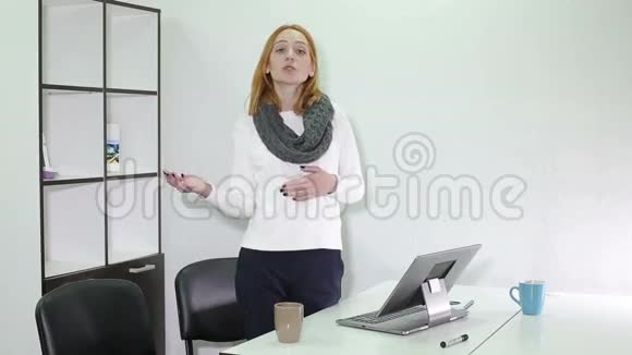 严肃的年轻女子在办公室举行研讨会视频的预览图