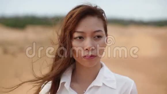 亚洲女人严肃悲伤看户外沙漠视频的预览图