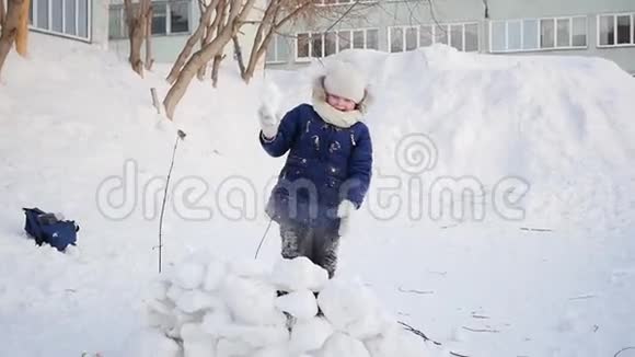 冬天在户外玩耍的女孩孩子们扔雪球视频的预览图