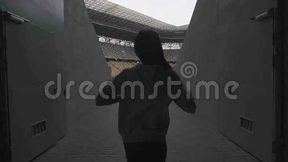 体育场上非洲妇女的剪影举手致胜双赢理念视频的预览图