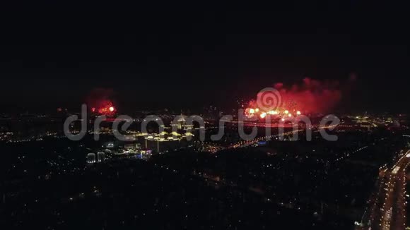 在莫斯科用烟火庆祝胜利日视频的预览图