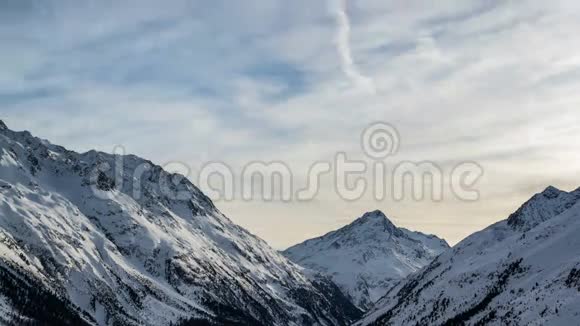 云彩在阿尔卑斯山上空移动的冬夜色彩视频的预览图