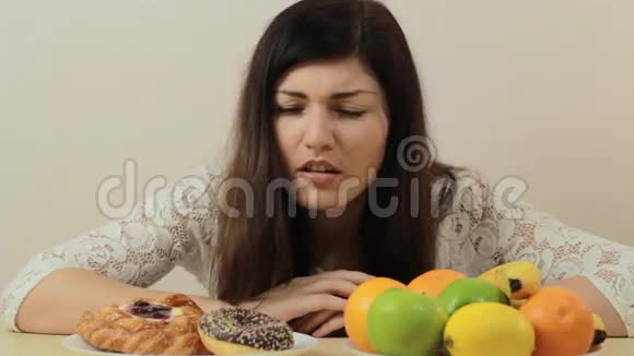 决定水果和蛋糕的女人视频的预览图