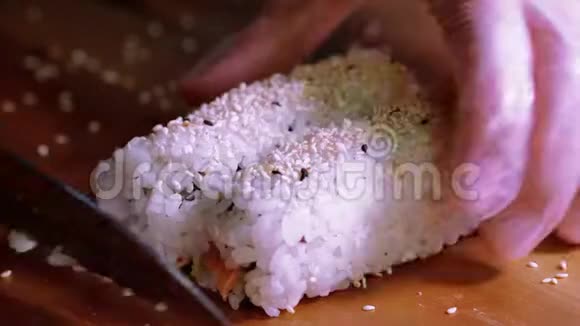把刚做的寿司卷切成碎片视频的预览图