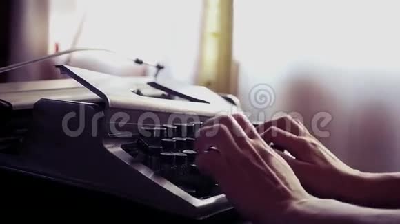 一个年轻的女孩正在用一台旧打字机打字动作缓慢1920x1080高清高清视频的预览图