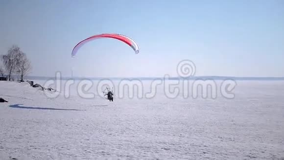 帕拉普兰纳在冬天去塔默塞林湖起飞高清1080便士慢动作视频的预览图