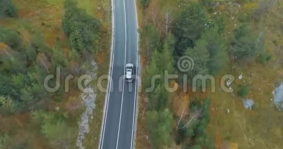 在乡村道路上行驶的豪华轿车的鸟瞰图视频的预览图