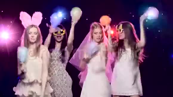 单身派对女朋友跳舞和玩气球视频的预览图