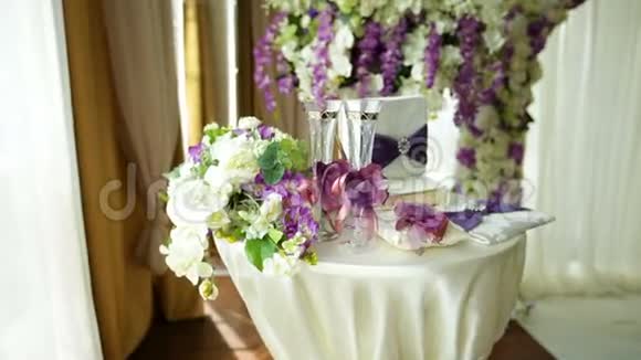 结婚典礼桌上有香槟戒指和一束鲜花视频的预览图