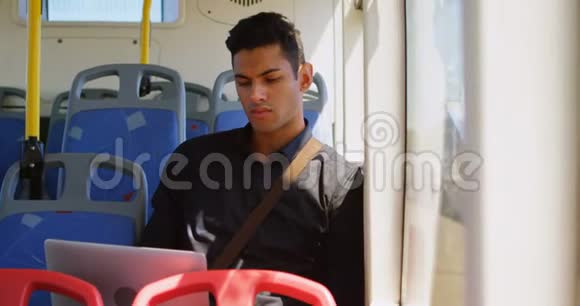 乘坐4k公交车时使用笔记本电脑的男性通勤者视频的预览图
