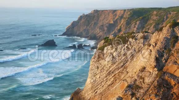 海浪海洋悬崖岩石视频的预览图