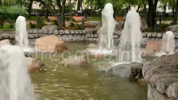 城市公园里美丽的喷泉为当地人和城市游客提供的传统休憩场所视频的预览图