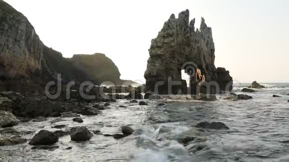 西班牙北部阿斯图里亚斯海岸Portizuelo海滩的海景视频的预览图