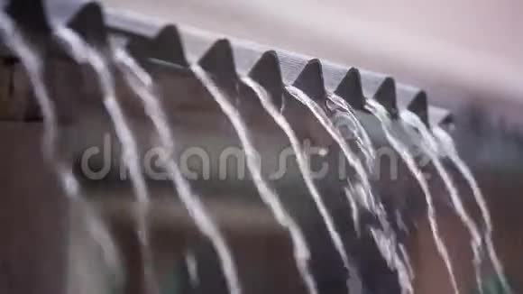 雨水从屋顶倾泻视频的预览图