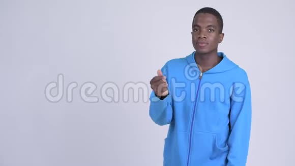 年轻快乐的非洲男人抓着手指展示着视频的预览图