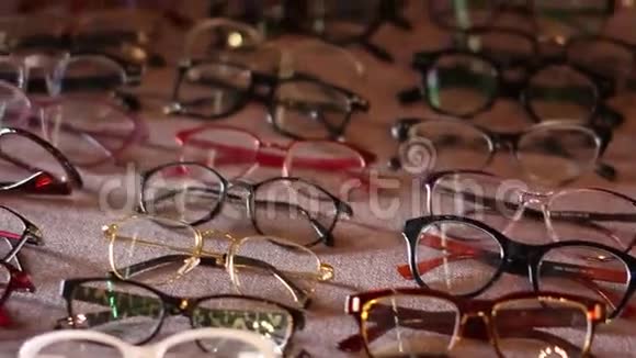 美容展上眼镜架的选择视频的预览图
